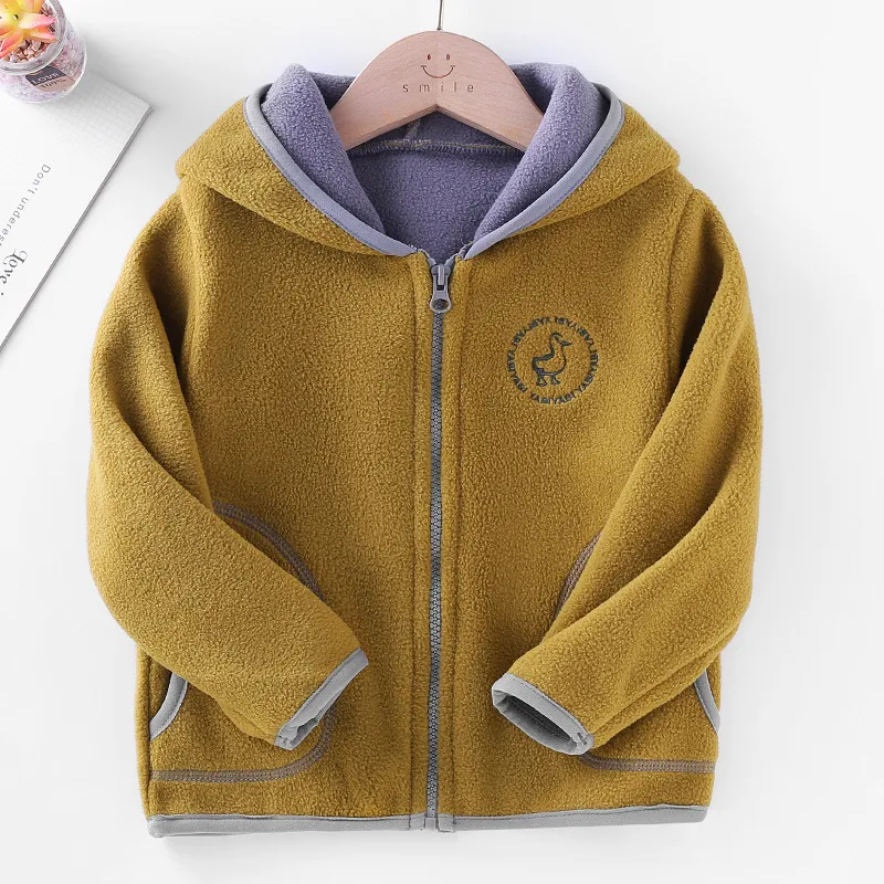 Ensemble de vêtements pour enfants Cardigan en polaire à capuche et pull Confort et chaleur pour l'hiver. Idéal pour les enfants, doux au toucher et stylé.