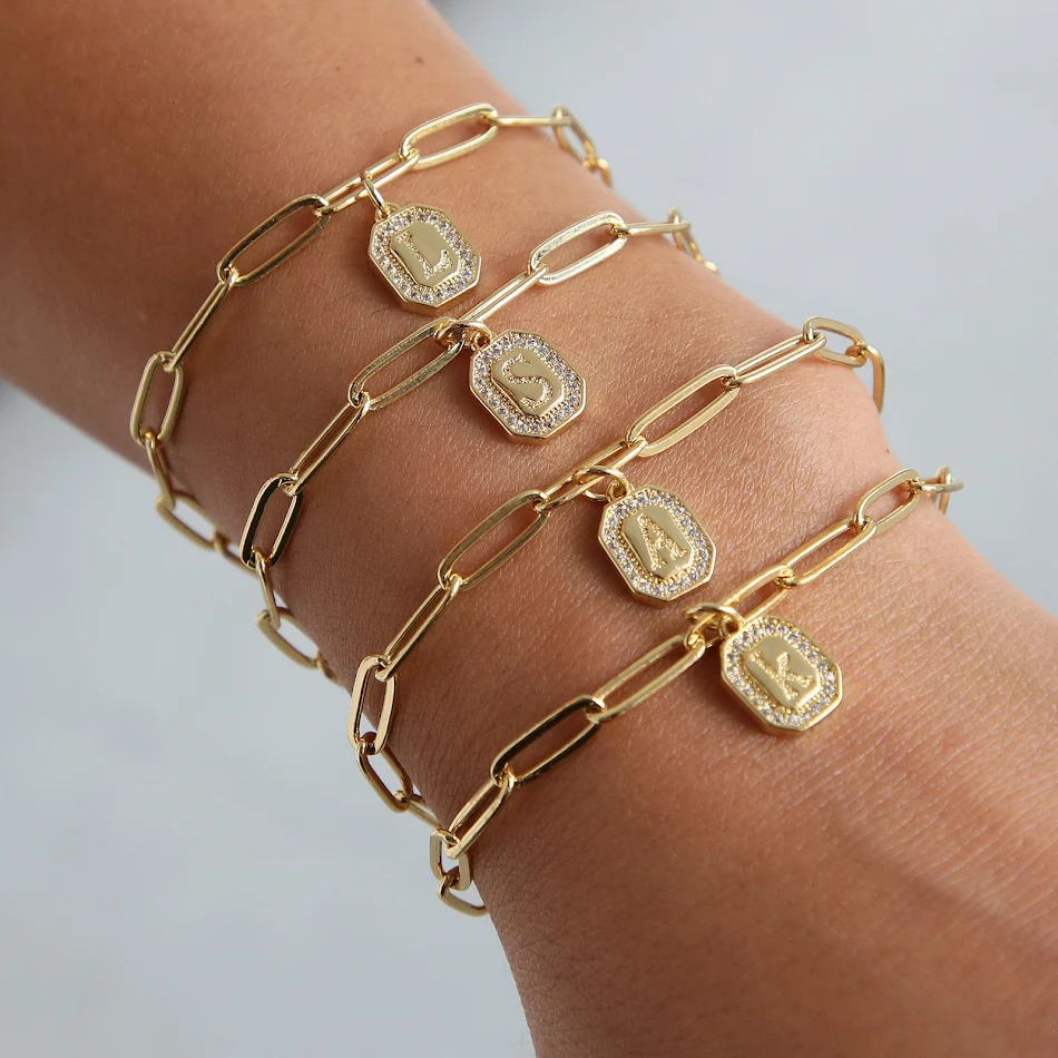 18k26 Engelse vierkante letter armband. Een gepersonaliseerde armband voor een unieke uitstraling. Het perfecte cadeau.