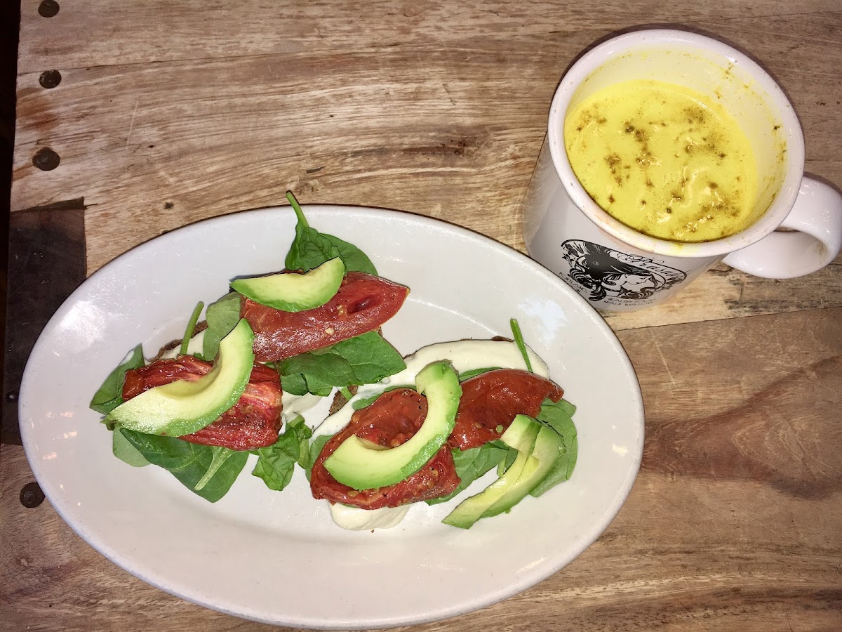 Toast with spinach ... & turmeric latte