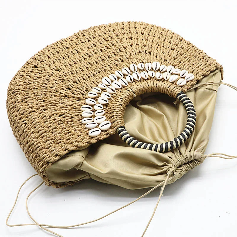 Sac seau rond cousu à la main avec coquillages. Élégant et pratique, idéal pour transporter vos essentiels avec style et distinction.