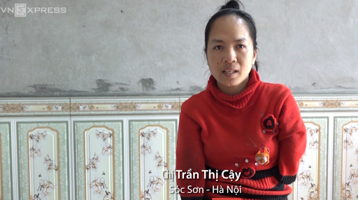 Chân dung chị Trần Thị Cậy chăm sóc con nhỏ của mình bằng đôi chân.