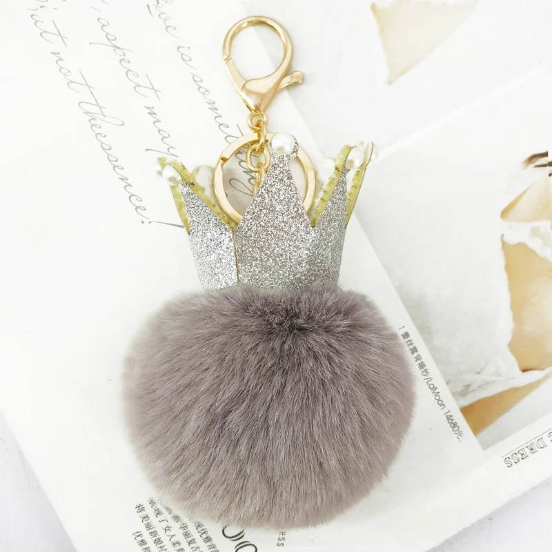 Porte-clés boule de fourrure en cuir artificiel pour sacs. Accessoire de mode mignon et tendance, parfait pour personnaliser vos clés et vos sacs.