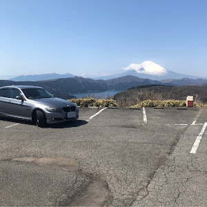 320i
