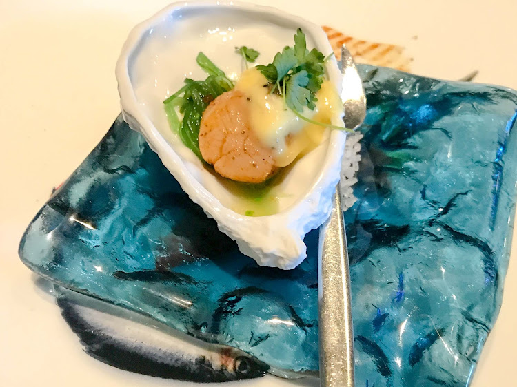 A seared scallop pre-appetizer served at Sur la Mer on ms Oosterdam.