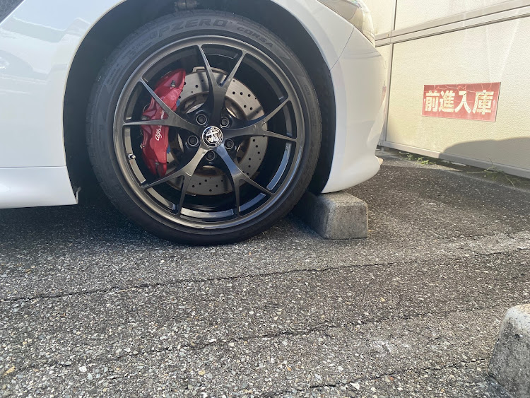 ジュリアの車高が高い・タイヤが小さいに関するカスタム事例の投稿画像3枚目