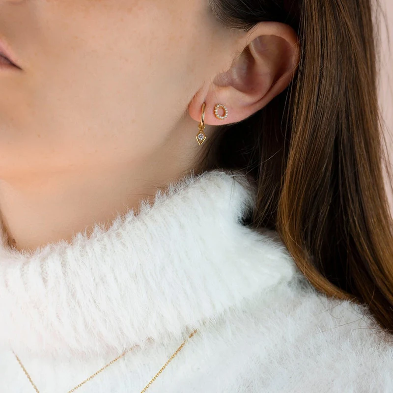 Kolczyki 18K Kreatywny Styl INS Modne Proste Damskie Klipsy do Ucha Codzienna Elegancja Minimalistyczny Design.