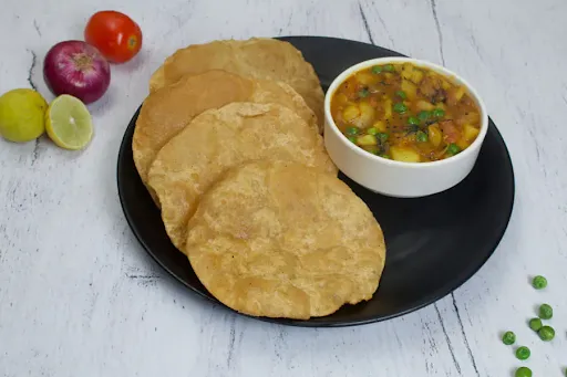 4 Poori With Aloo Matar Ki Sabji