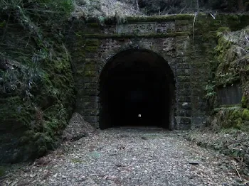 夜のトンネル