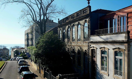 Buy this luxury property in Porto (Portugal) - Old and modern building facade