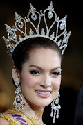 Sorrawee Nattee smiles with her crown after winning the Miss Tifffany's Universe 2009 transgender contest in Pattaya on May 15, 2009. File photo