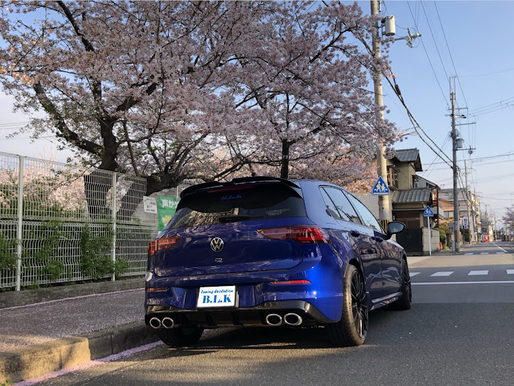 ゴルフ RのTuning Evolution B.L.K・ぺっこあっぽかー1974・PickUpCars2023・桜とコラボ・サクラと愛車に関するカスタム事例の投稿画像1枚目