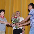 Journée_Réfugiés11_Patricia URIEL SPERJE_Animatrice Centre formation EVAM Renens_Ahmadi MOHAMMAD lui remet un bouquet de roses.jpg