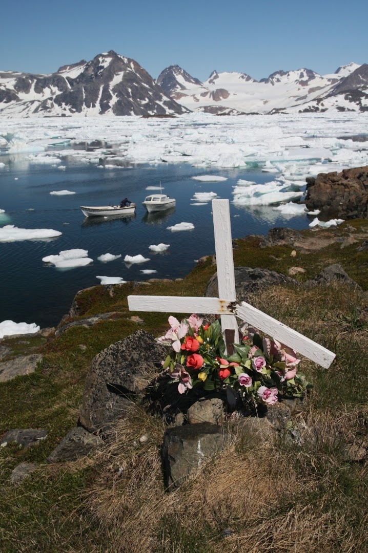 Spooky broken cross - there are usually no names or dates on the graves