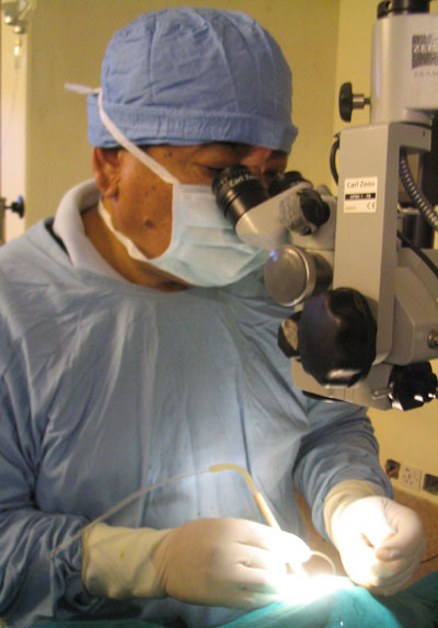Dr. Sanduk Ruit performing cataract surgery