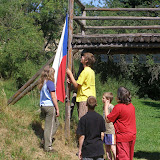 Vlajková četa vztyčuje na ranním nástupu vlajku 