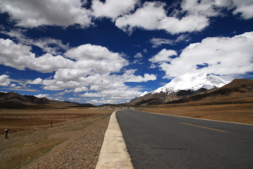 201105 Tibet - On the road in Tibet; May, 2011; China, Tibet, near Gyantse