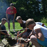 Každý tým se snaží rozdělat oheň a přepálit provázek co nejdříve