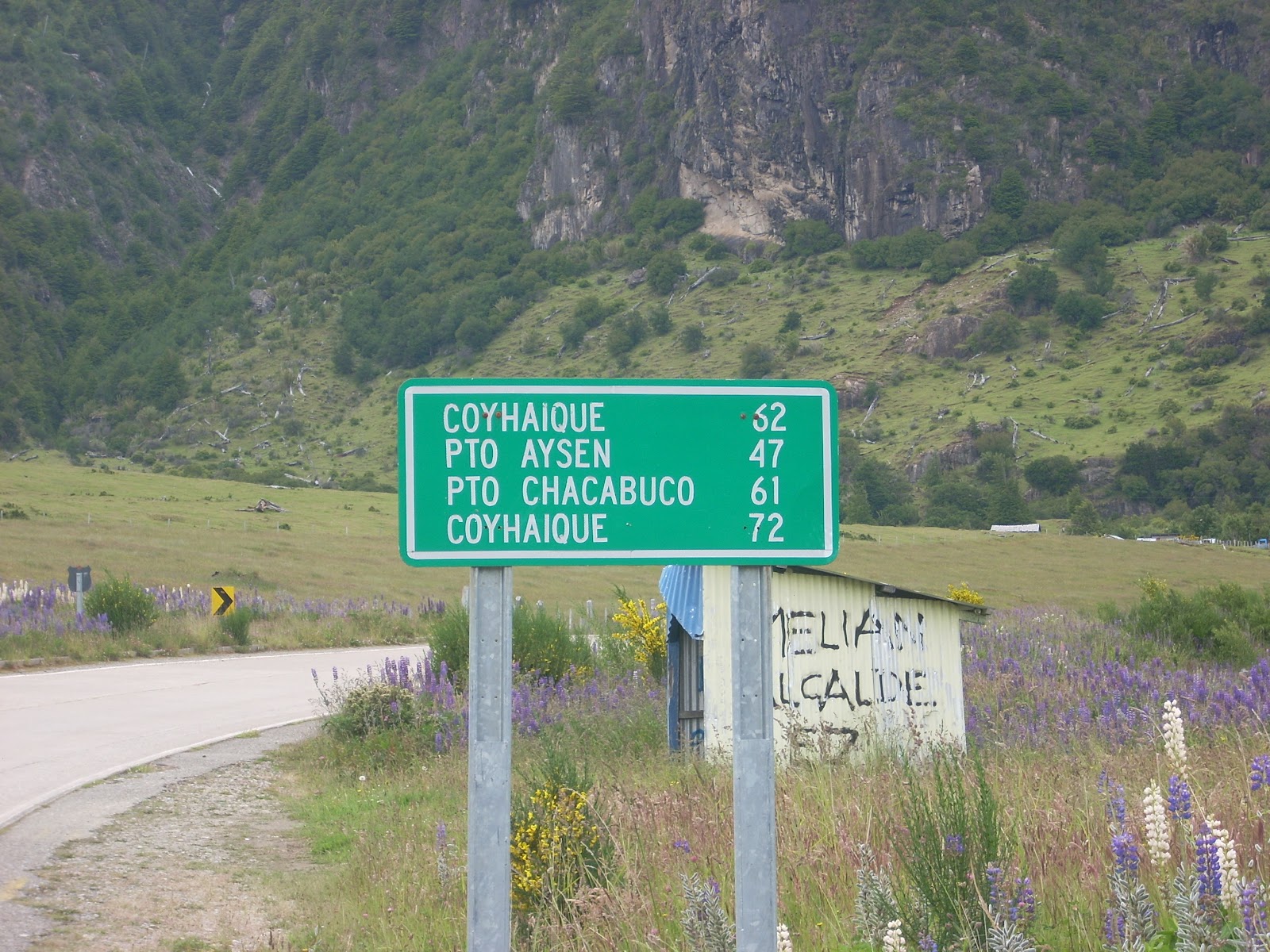 You choose, 62 or 72km to Coyhaique. No indication as to which way is shorter (it´s the gravel road, but that would take longer on the bike)