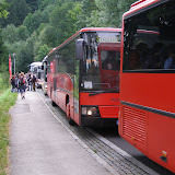 Logistická operace kulový blesk začíná - celý tábor (cca 800 lidí) se nakládá do 14 autobusů a míří do Villachu na speciální vlak