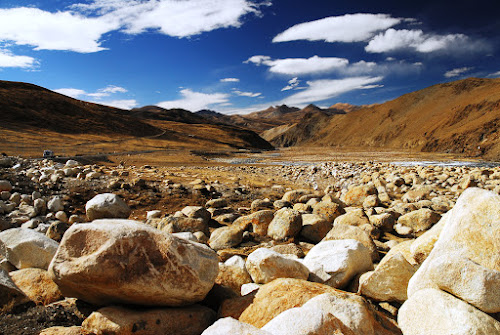 PAS_S7_DSC_0081 - A rock-strewn river bed... on the road toward Tingri (定日); November, 2010; China, Tibet, near Tingri