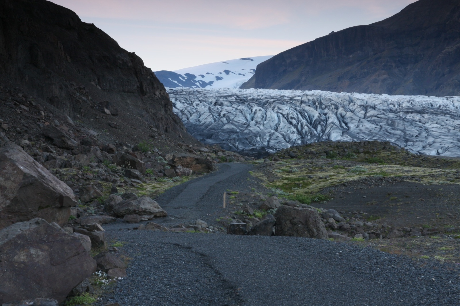 Approaching of the glaciers on foot