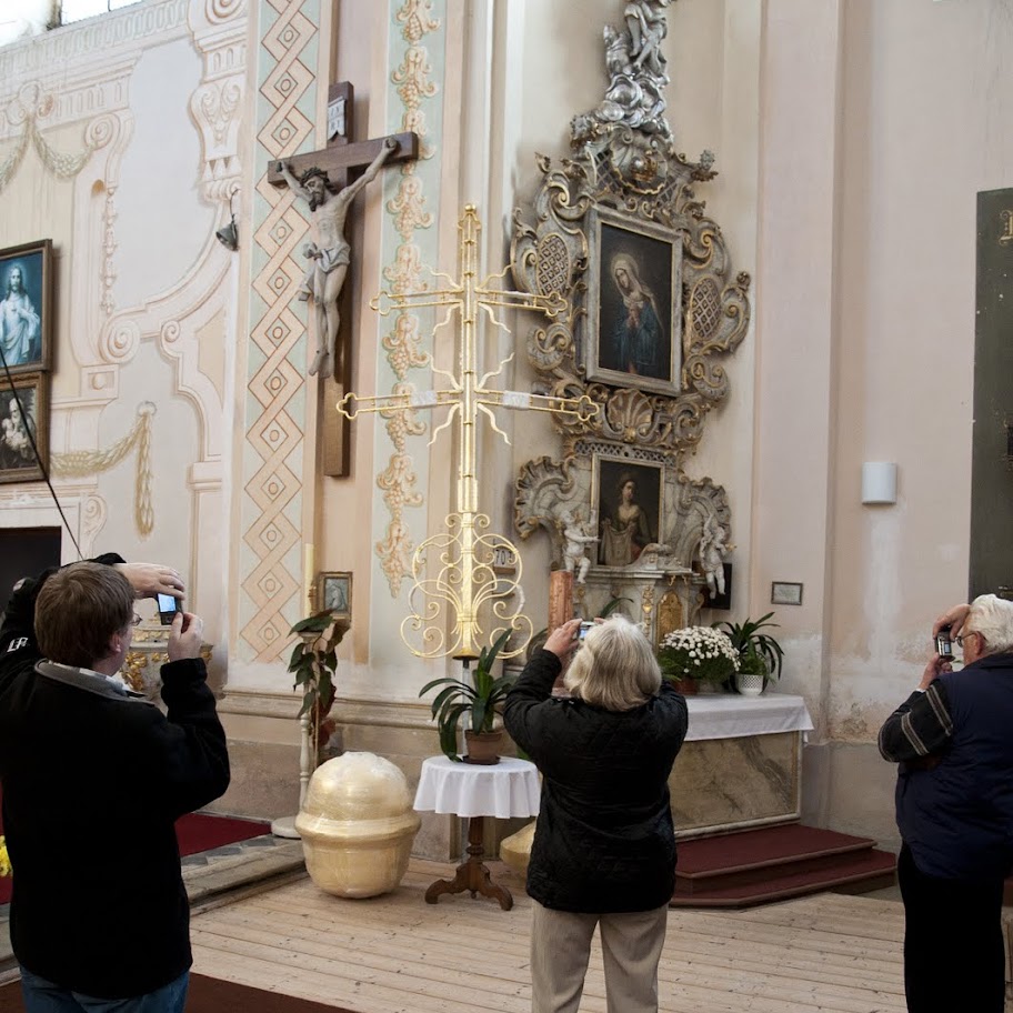 Svěcení kříže v kostele sv. Fi...