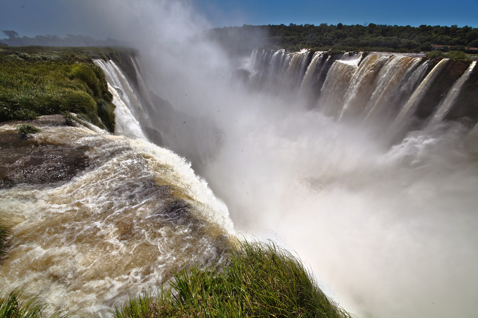 Garganta del diablo is huge, Brazil is where the fog is