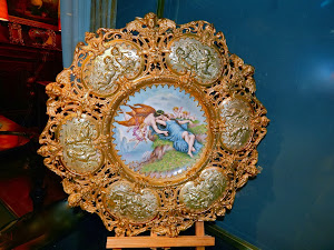 Фарфоровая тарелка XIX век. Франция, ручная роспись, бронзовое обрамление. 
22-46 см.  3000 евро.