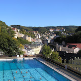 Panorma Karlových Varů s bazénem Thermal v popředí