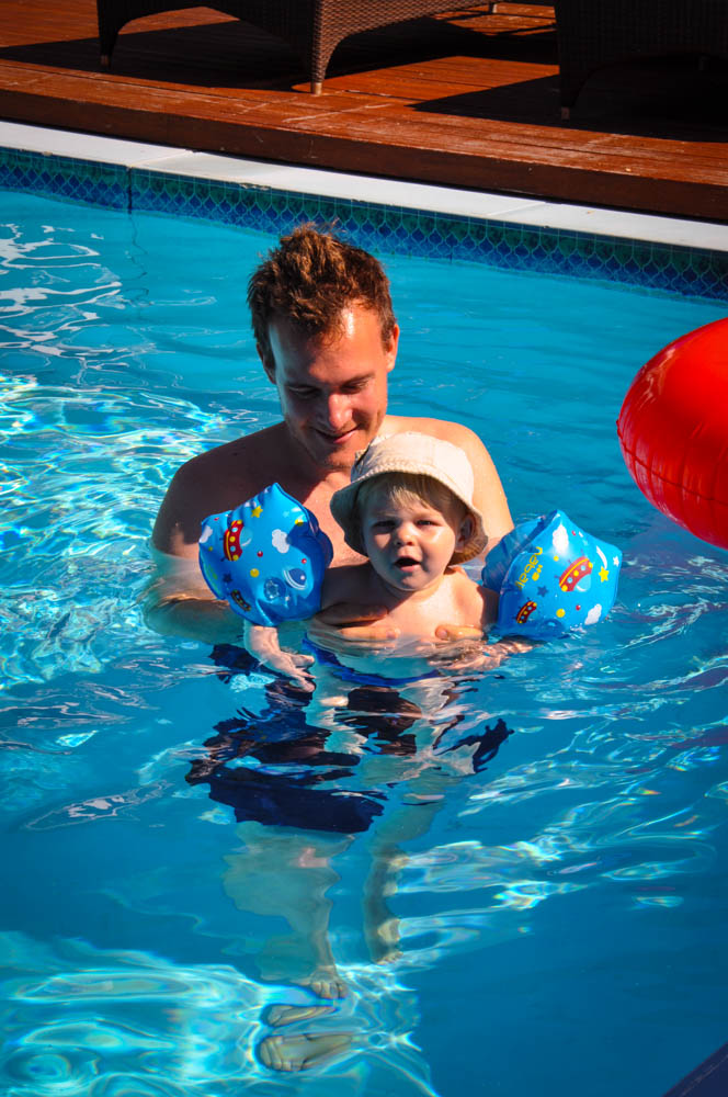 Frisse duik in het zwembad met papa