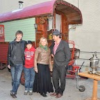 La famille Audigane devant leur roulotte. Constant, 20 ans et son frère Jean, 11 ans, accompagnés de leur parents Armelle et Peppo.