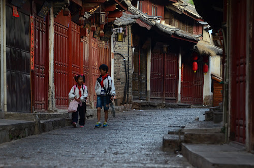 PAS_DSC_2453 - School kids in Lijiang; May, 2012; China, Yunnan, Lijiang