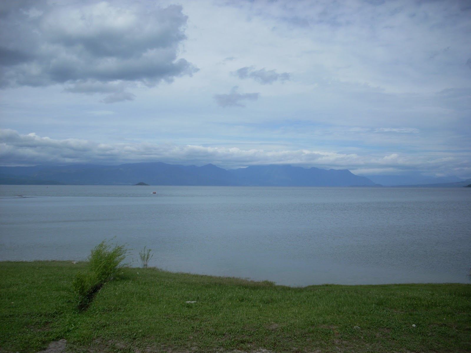 Lago Villaricca. The scenery around here reminds me of the South Island of NZ.