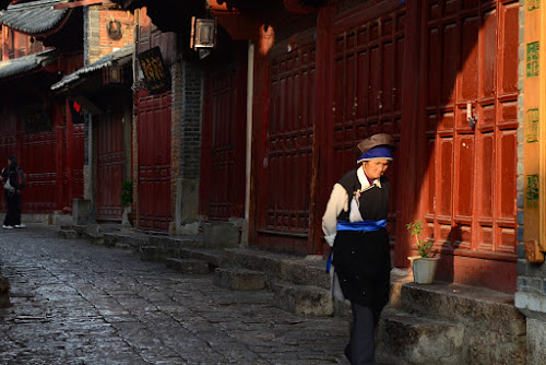 PAS_DSC_2483 - Cobblestoned roads in Lijiang; May, 2012; China, Yunnan, Lijiang