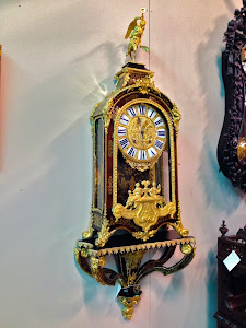 Часы в стиле Буль на консоли. XIX век. 11000 евро.