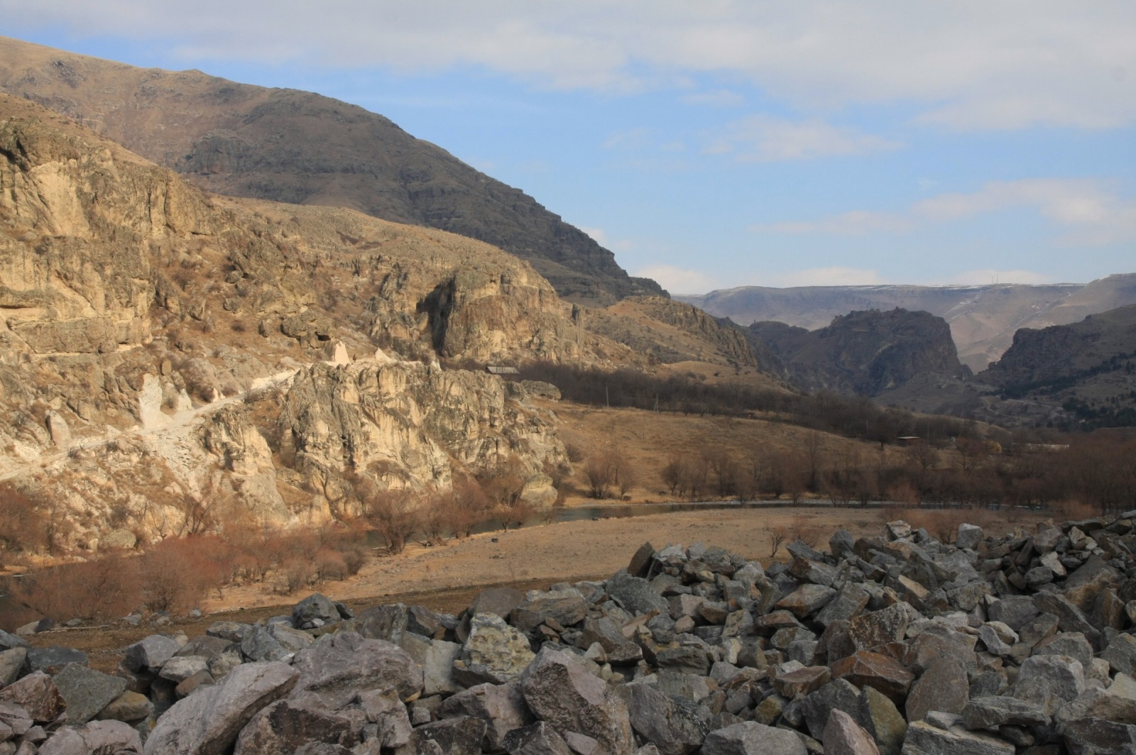 Varzdia is situated in a rim of a canyon and was completely invisible before the earthquake that resulted in a land slide