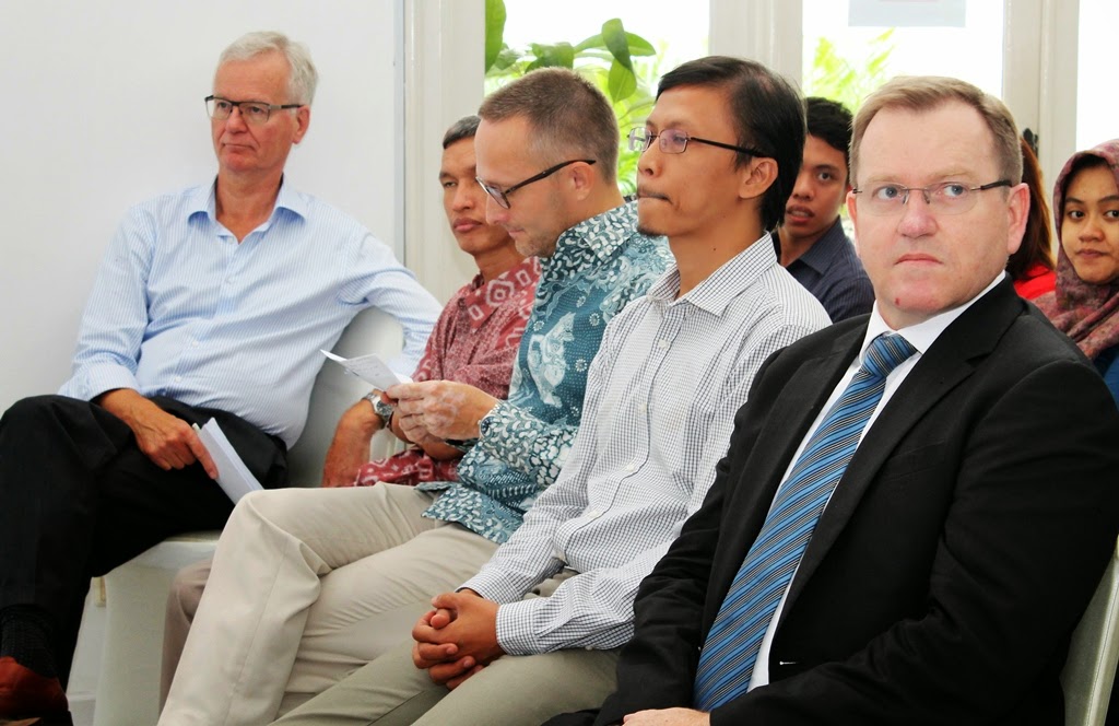 Mr. Simon M (Australian Ambassador to ASEAN), Mr. Daniel Z (Member BAWASLU), Mr. Perter E (Country Director IFES), Mr. Gufron S (Chairman PPDI), Mr. Arend F (LFPPDI)