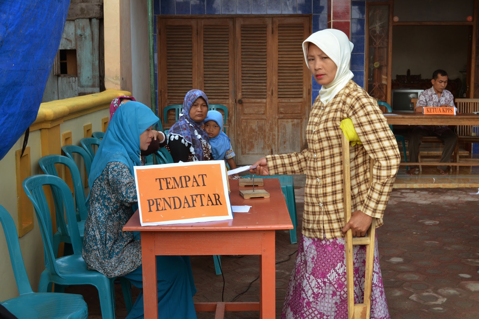Phisicaly impaired viter is reistaring to vote in Central Java