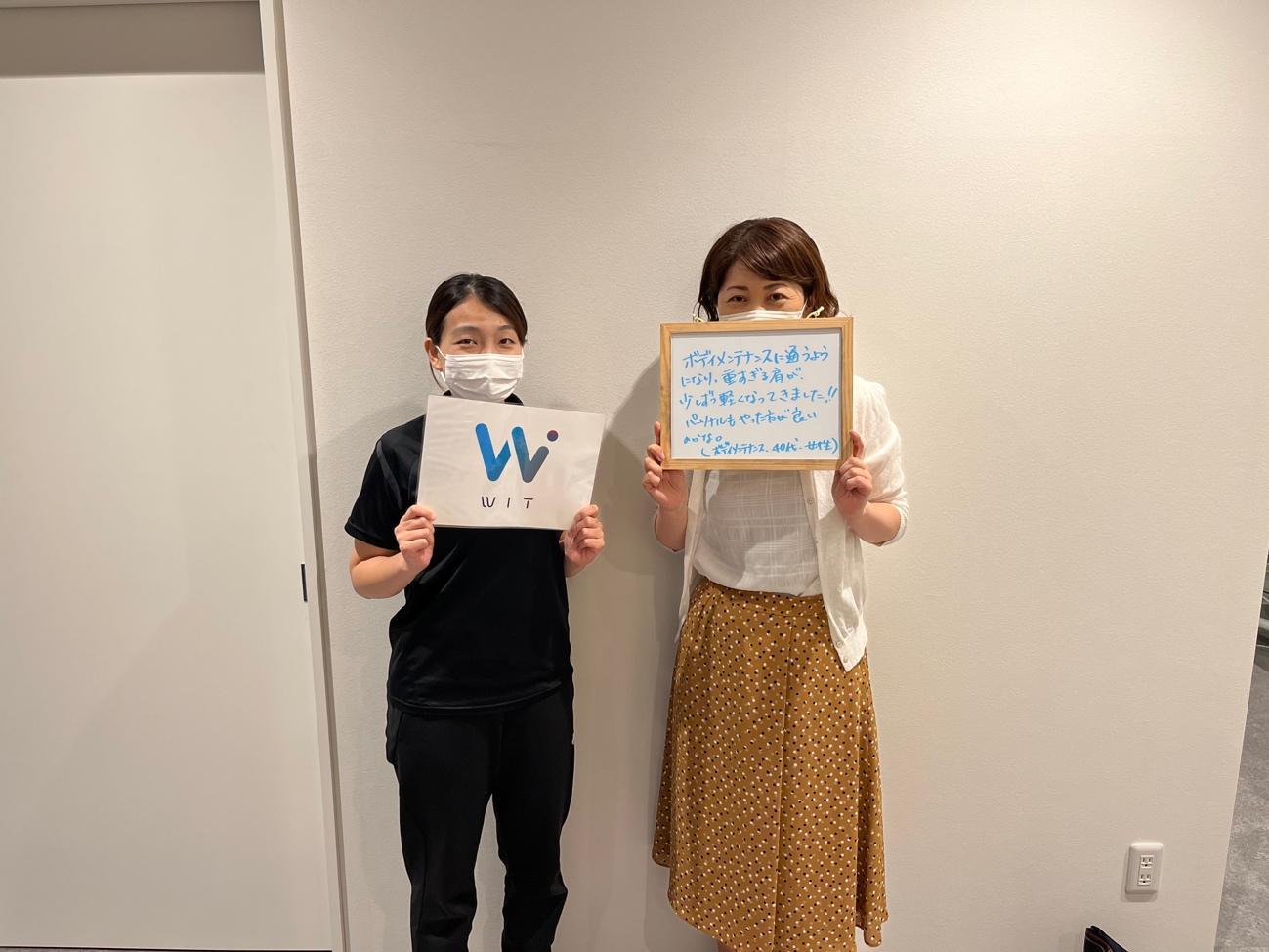 人, 屋内, 立つ, 持つ が含まれている画像

自動的に生成された説明