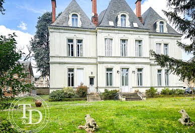 Hôtel particulier avec jardin et salle de réception 7