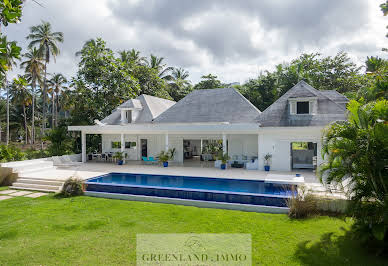 Seaside villa with pool and garden 5