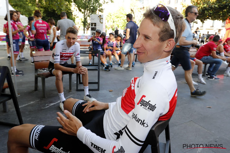 Mollema won de Japan Cup op een listige manier: "Daardoor sprintte Woods niet vol"