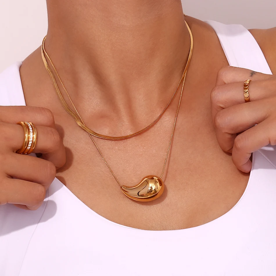 Collar de gota de agua hueca con baño de acero inoxidable 18K, elegante y delicado, perfecto para realzar tu estilo diario.