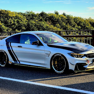 M4 クーペ F82