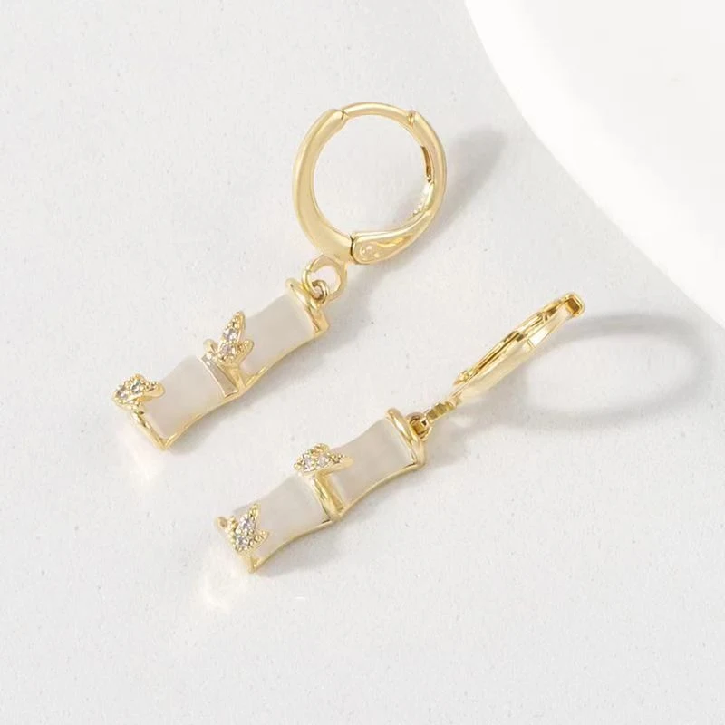 Brincos Vintage Minimalistas Olho de Gato, Pedra e Bambu com Design de Junta, Elegância e Charme para Mulheres Modernas e Sofisticadas