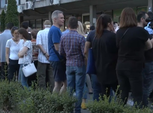 Protest ispred opštine Novi Beograd: Opozicija traži uvid u birački materijal