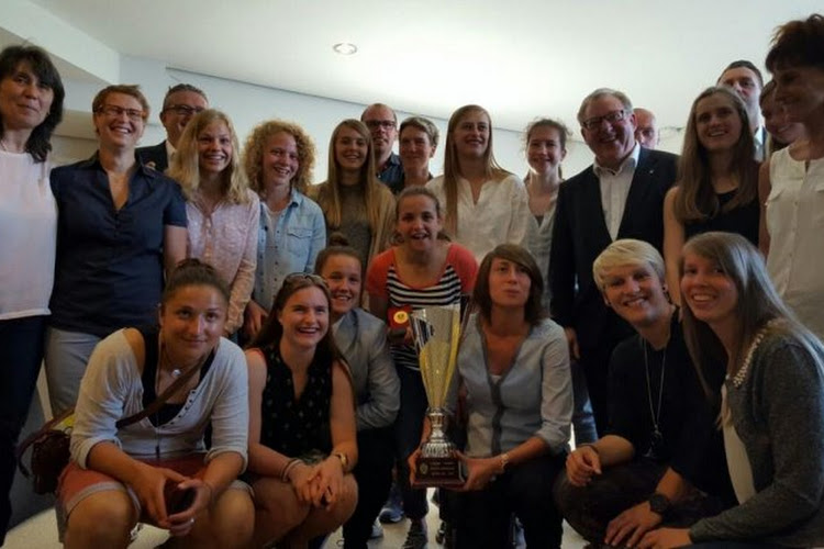 De vrouwen van Standard krijgen hun kampioenenbeker