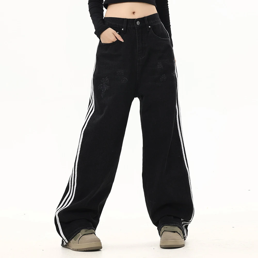 Muške pantalone sa tri linije, širokih nogavica, komforne i moderne. Idealne za slobodu kretanja i opušten izgled. Savršene za svaku priliku.