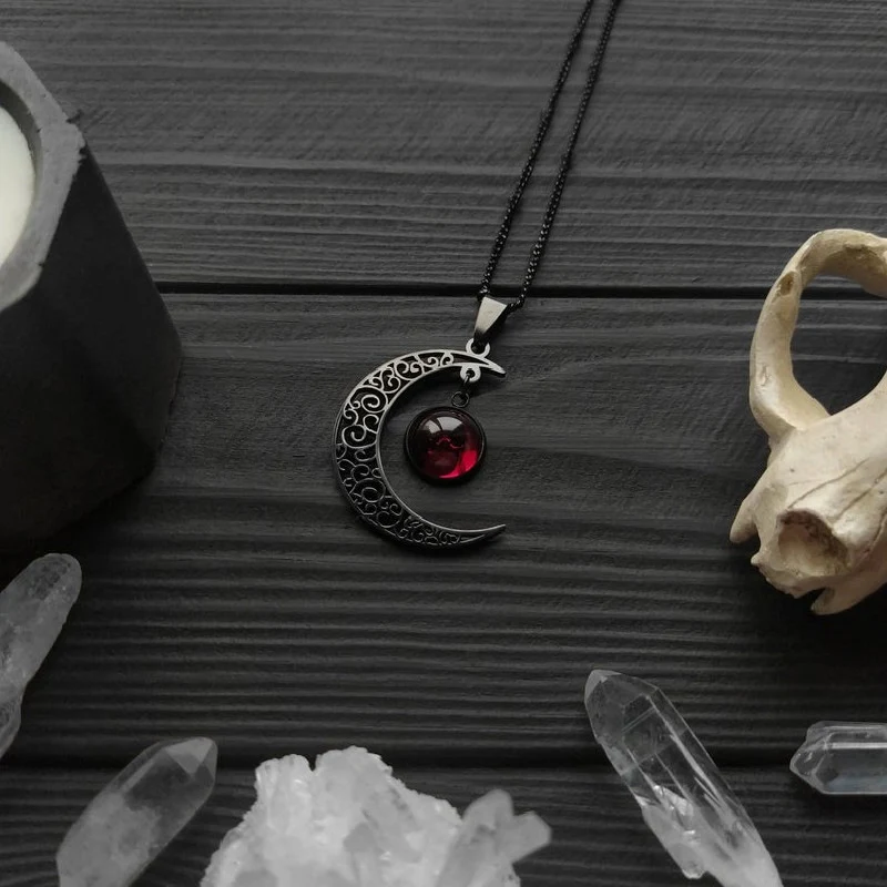 Gothic Punk zwarte maan hanger ketting. Een perfect accessoire voor een donkere en edgy look. Laat je gothic persoonlijkheid zien.