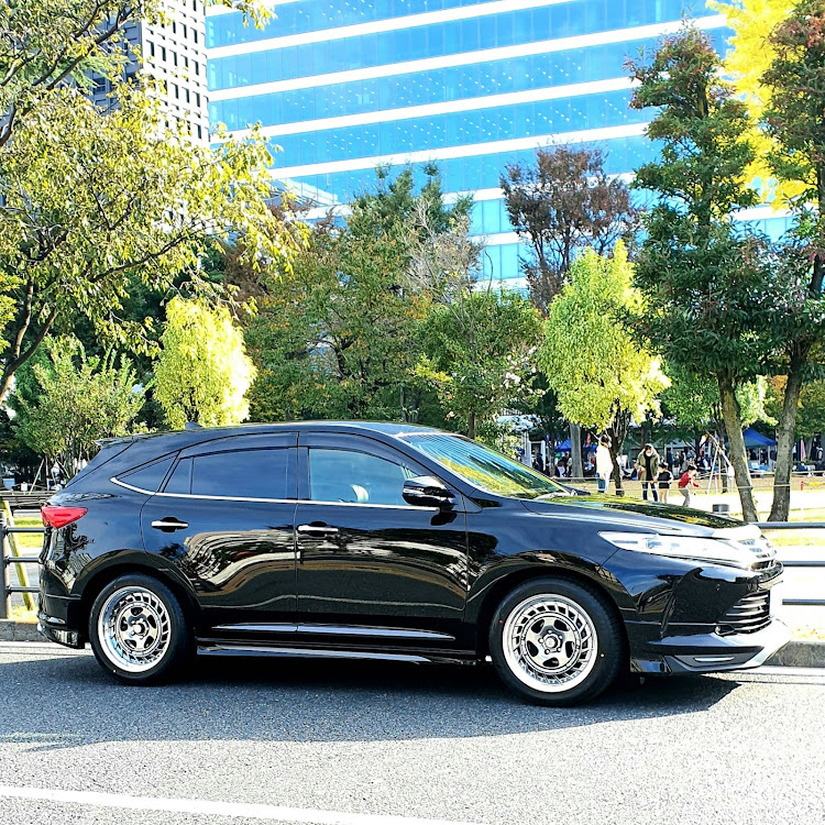 ハリアーのホイール交換・SSRフォーミュラエアロスポーク・おっぱい揉みたい・イルミネーション・RSRダウンサスに関するカスタム事例の投稿画像1枚目